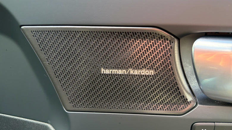 Volvo XC40 2.0 B4P Ultimate Dark 5dr Auto Petrol Estate